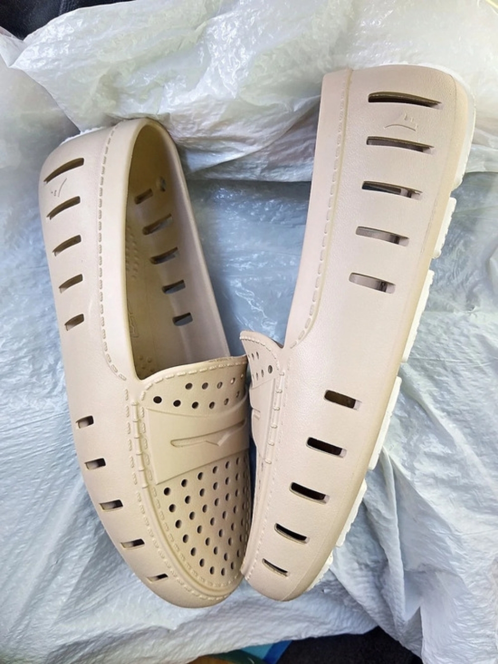 Crocs Style Cream Slip-On Shoes US 10